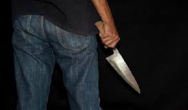 Após vizinho cobrar R$ 7 mil, homem entra em sua casa e pega uma faca para 'pagar a divida' “Espera que vou te pagar”