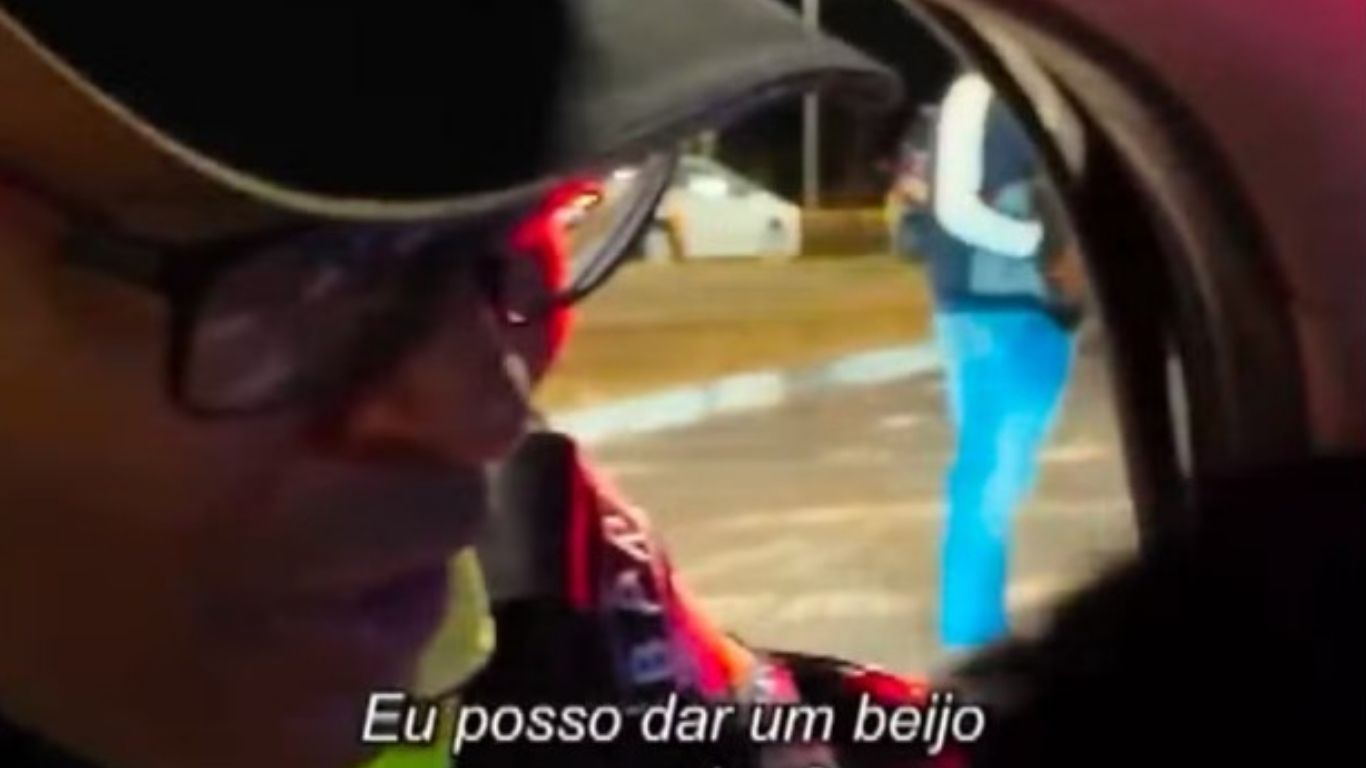 Policial que beijou Caetano Veloso em blitz terá conduta investigada: “Tem que demitir esse policial”
