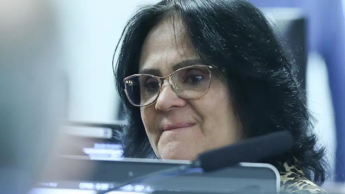 Damares passa mal e estado de saúde da senadora é revelado; políticos se solidarizam
