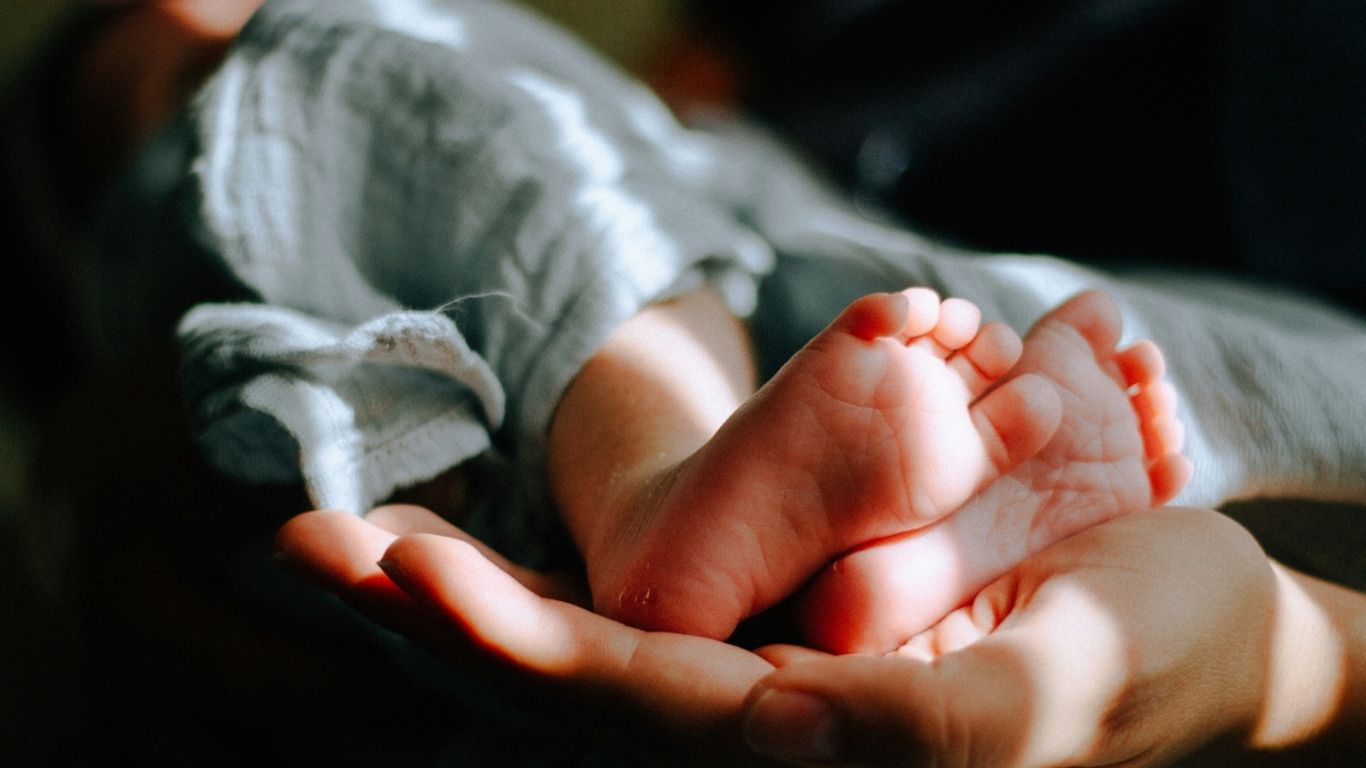Mãe é presa suspeita de matar bebê de nove meses; exame revela causa morte, veja