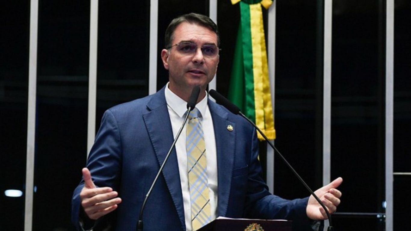 Em ato, Flávio Bolsonaro afirma que a cabeça de Moraes será “entregue na bandeja” pelo STF